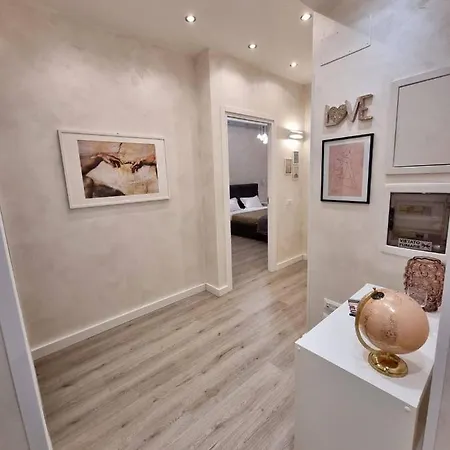 Apartment Near The Colosseum With Metro Line A A 2-Minute Walk Away *