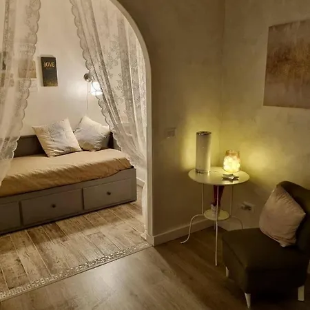Apartment Near The Colosseum With Metro Line A A 2-Minute Walk Away *