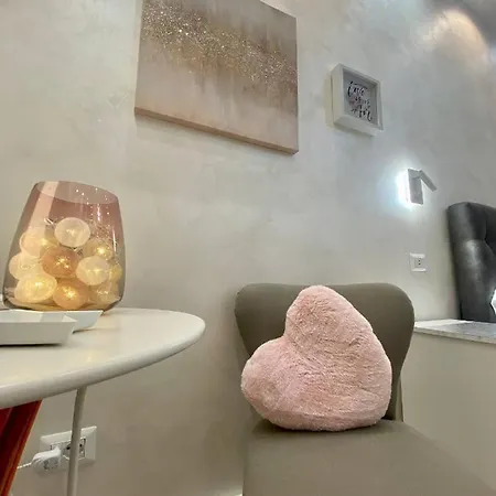 Apartment Near The Colosseum With Metro Line A A 2-Minute Walk Away Apartment